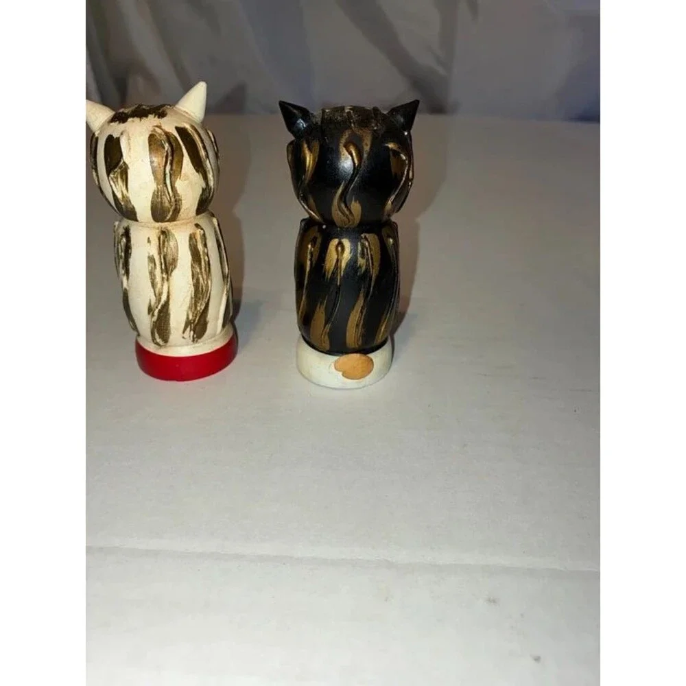 Vintage salt and pepper shakers: